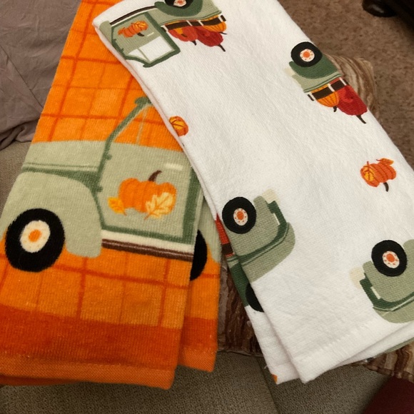 Fall Antique Pickup Autumn Leaves, Pumpkin, Kitchen Towels, Adorable Set of 2 - Picture 5 of 7